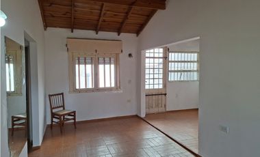 ZONA COLINAS; CHALECITO 3 AMBIENTES C/ JARDIN