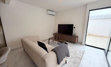 INVERSIÓN A MINUTOS DEL MAR. CASA DE 3 RECÁMARAS, 3 NIVELES, TERRAZA CON JACUZZI. PLAYA DEL CARMEN