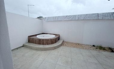 INVERSIÓN A MINUTOS DEL MAR. CASA DE 3 RECÁMARAS, 3 NIVELES, TERRAZA CON JACUZZI. PLAYA DEL CARMEN