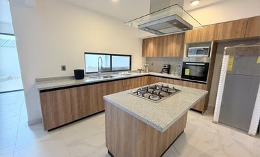 INVERSIÓN A MINUTOS DEL MAR. CASA DE 3 RECÁMARAS, 3 NIVELES, TERRAZA CON JACUZZI. PLAYA DEL CARMEN