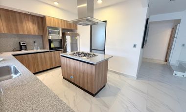 INVERSIÓN A MINUTOS DEL MAR. CASA DE 3 RECÁMARAS, 3 NIVELES, TERRAZA CON JACUZZI. PLAYA DEL CARMEN