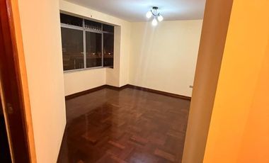 Alquilo amplio departamento a pasos del Metropolitano