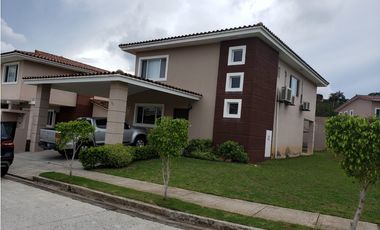 Venta de Hermosa Casa en P.H. Novona en Brisas del Golf