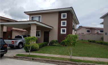Venta de Hermosa Casa en P.H. Novona en Brisas del Golf