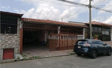 Venta de Hermosa y  Acogedora Casa en Jardines de Sevilla