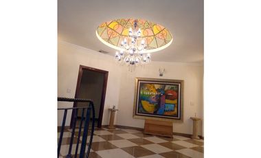 VENTA DE AMPLIA RESIDENCIA FAMILIAR EN URBANIZACIÓN LOS NGELES