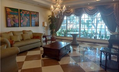 VENTA DE AMPLIA RESIDENCIA FAMILIAR EN URBANIZACIÓN LOS NGELES