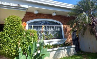 VENTA DE AMPLIA RESIDENCIA FAMILIAR EN URBANIZACIÓN LOS NGELES