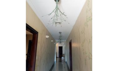 VENTA DE AMPLIA RESIDENCIA FAMILIAR EN URBANIZACIÓN LOS NGELES