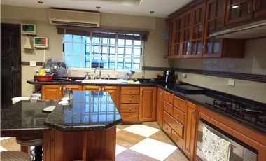 VENTA DE AMPLIA RESIDENCIA FAMILIAR EN URBANIZACIÓN LOS NGELES