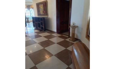 VENTA DE AMPLIA RESIDENCIA FAMILIAR EN URBANIZACIÓN LOS NGELES