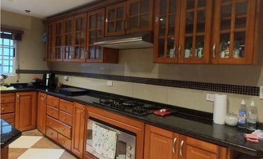 VENTA DE AMPLIA RESIDENCIA FAMILIAR EN URBANIZACIÓN LOS NGELES