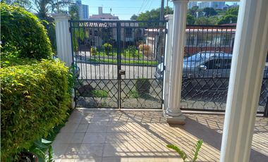 VENTA DE AMPLIA RESIDENCIA FAMILIAR EN URBANIZACIÓN LOS NGELES