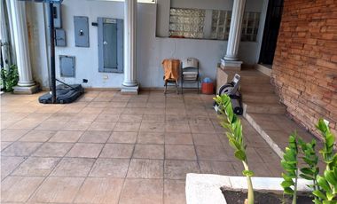 VENTA DE AMPLIA RESIDENCIA FAMILIAR EN URBANIZACIÓN LOS NGELES