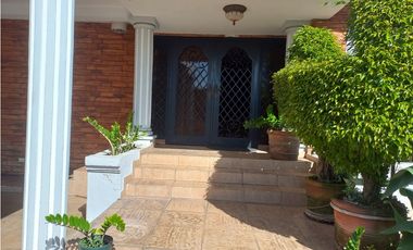 VENTA DE AMPLIA RESIDENCIA FAMILIAR EN URBANIZACIÓN LOS NGELES