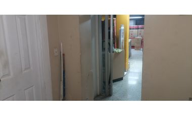 Se Alquila Local de 250M2 en la 5 de mayo entrada de Peatonal