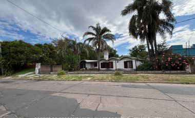 Casa 5 ambientes 1707 m² en venta con doble cochera en Adrogué