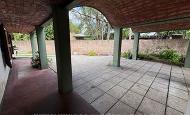 Casa 5 ambientes 1707 m² en venta con doble cochera en Adrogué