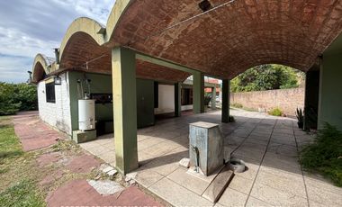Casa 5 ambientes 1707 m² en venta con doble cochera en Adrogué