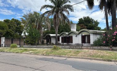 Casa 5 ambientes 1707 m² en venta con doble cochera en Adrogué