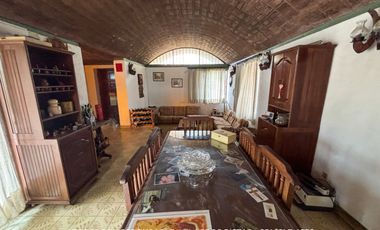 Casa 5 ambientes 1707 m² en venta con doble cochera en Adrogué