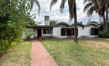 Casa 5 ambientes 1707 m² en venta con doble cochera en Adrogué