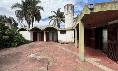 Casa 5 ambientes 1707 m² en venta con doble cochera en Adrogué