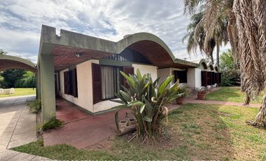 Casa 5 ambientes 1707 m² en venta con doble cochera en Adrogué