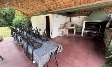 Casa 5 ambientes 1707 m² en venta con doble cochera en Adrogué
