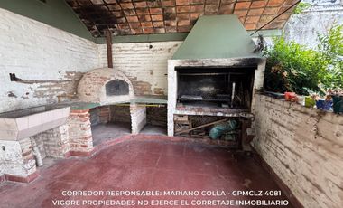 Casa 5 ambientes 204 M² cubiertos en venta con doble cochera en Adrogué