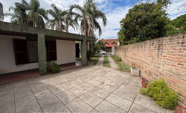 Casa 5 ambientes 1707 m² en venta con doble cochera en Adrogué