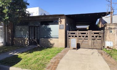 VENTA CASA 3 DORMITORIOS, COCHERA, PATIO Y LOCAL