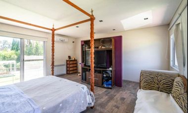 VENTA CASA +8 AMBIENTES EN NÁUTICO ESCOBAR