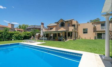 VENTA CASA +8 AMBIENTES EN NÁUTICO ESCOBAR