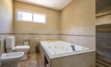 VENTA CASA +8 AMBIENTES EN NÁUTICO ESCOBAR