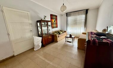 VENTA CASA BARRIO LOS GRANADOS 3 DORM MAS DEPTO