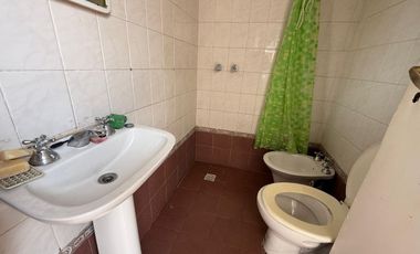 VENTA CASA BARRIO LOS GRANADOS 3 DORM MAS DEPTO