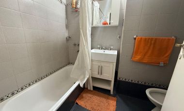 VENTA CASA BARRIO LOS GRANADOS 3 DORM MAS DEPTO