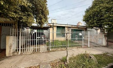 VENTA CASA BARRIO LOS GRANADOS 3 DORM MAS DEPTO