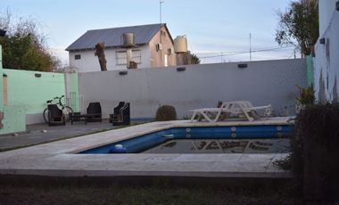 SE VENDE CASA CON PILETA EN LIBERTAD