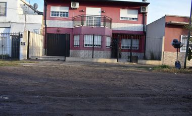 SE VENDE CASA CON PILETA EN LIBERTAD