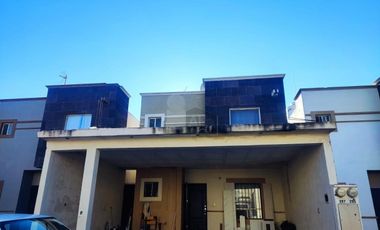 Casa en venta al sur de Saltillo en Portal de las Lomas