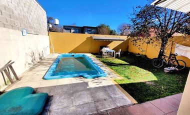 CASA 4  ambientes en venta con JARDIN y PILETA