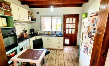 CASA 4  ambientes en venta con JARDIN y PILETA