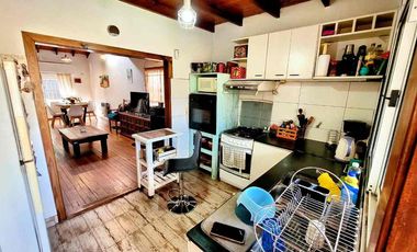 CASA 4  ambientes en venta con JARDIN y PILETA