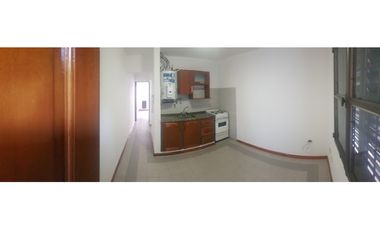 SE ALQUILA DEPARTAMENTO CON PATIO DE 1 DORM EN ALTA CBA