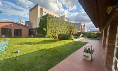 VENTA CASA C/GRAN TERRENO CERRO D LAS ROSAS PILETA