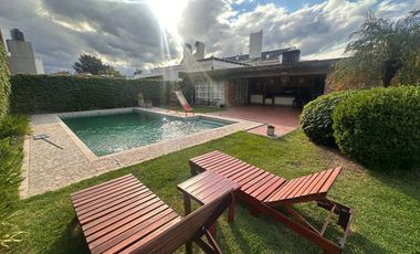 VENTA CASA C/GRAN TERRENO CERRO D LAS ROSAS PILETA