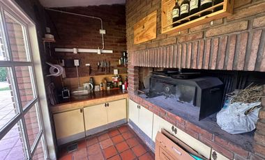 VENTA CASA C/GRAN TERRENO CERRO D LAS ROSAS PILETA