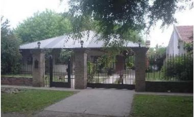 CHALET 5 AMBIENTES CON PISCINA